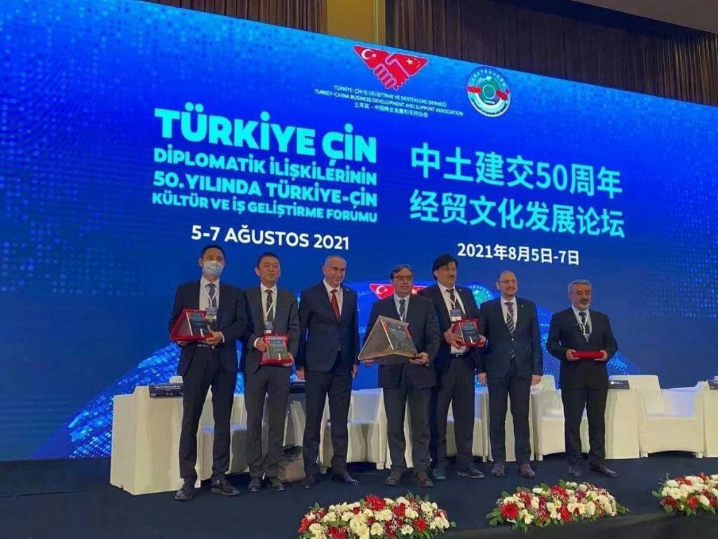 Deputy Minister of Foreign Affairs of the Republic of Turkey Yavuz Selim KIRAN (third from left) gives "Outstanding Representative Enterprise in Economy and Trade for the 50th Anniversary of the Establishment of Diplomatic Relations between China and Turkey" awards to representatives from companies including China Telecom (Europe)